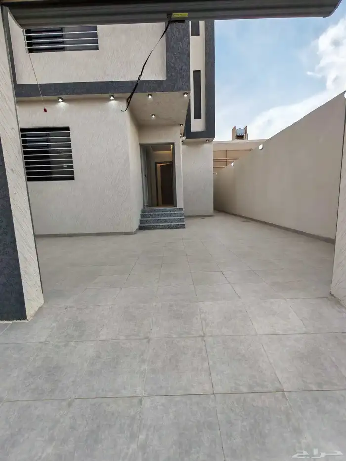 للبيع شقه دور ارضي بحوش واسع بسعر 550 الف شمال الخميس 11