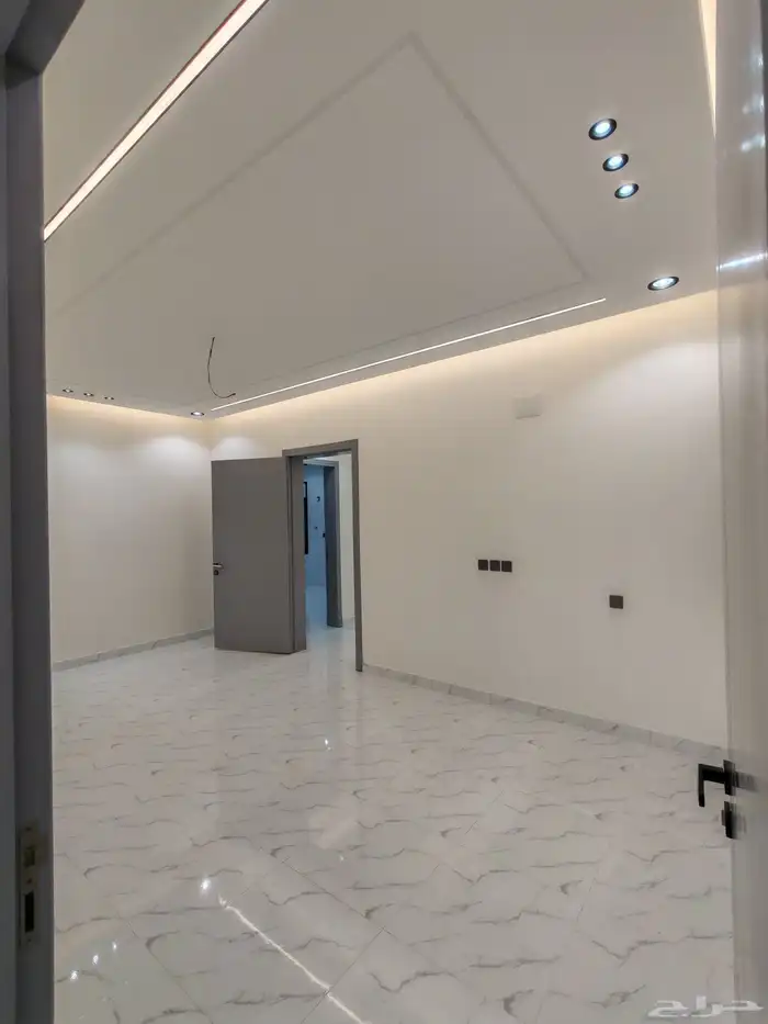 للبيع شقه دور ارضي بحوش واسع بسعر 550 الف شمال الخميس 15