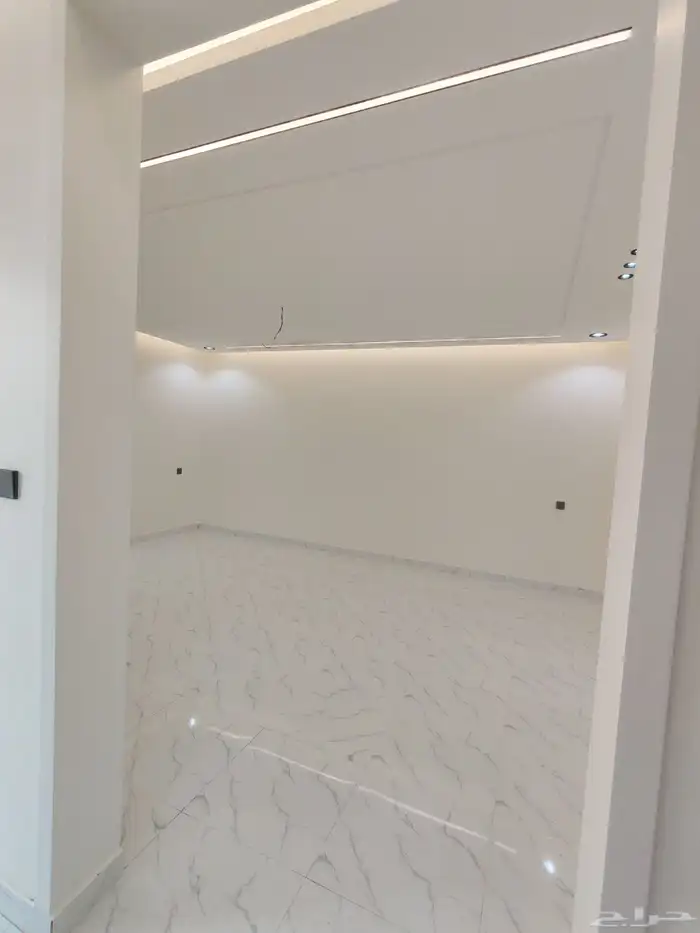 للبيع شقه دور ارضي بحوش واسع بسعر 550 الف شمال الخميس 13