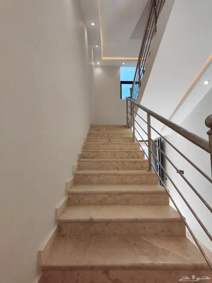 للبيع بحي الضيافه شقق علويه من 520 الف بسطح خاص ومصعد 3