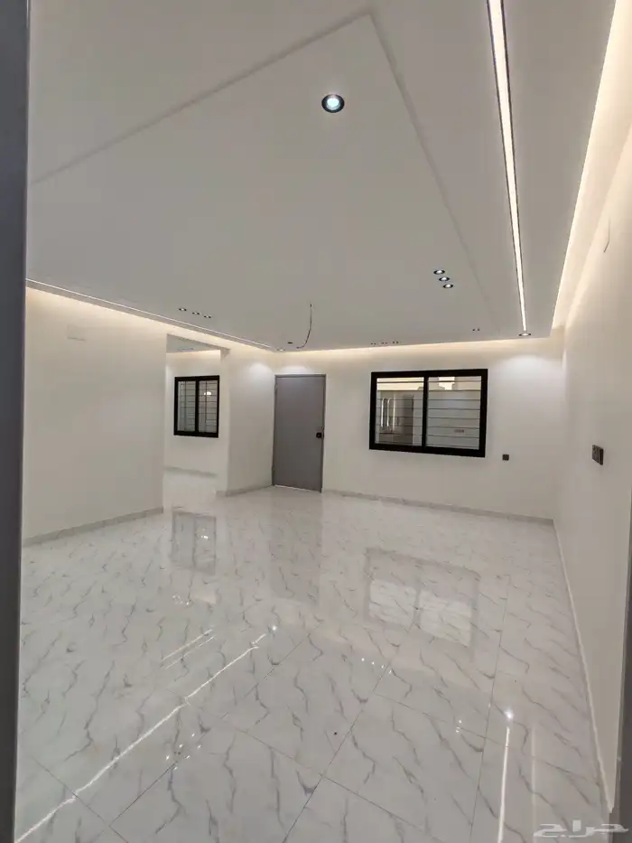 للبيع شقه دور ارضي بحوش واسع بسعر 550 الف شمال الخميس 16