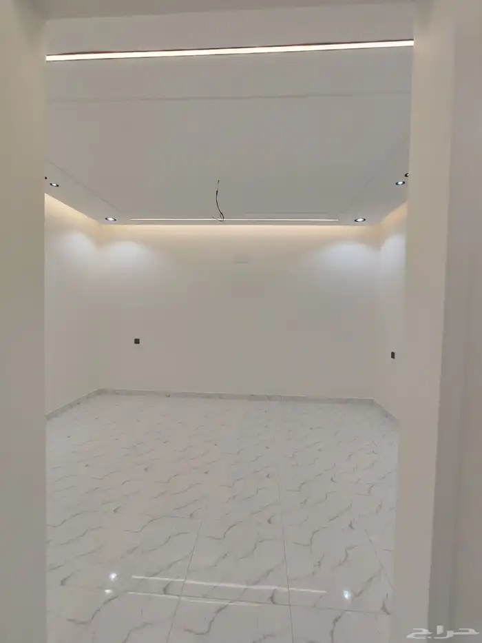 للبيع شقه دور ارضي بحوش واسع بسعر 550 الف شمال الخميس 17