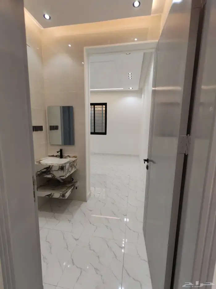 للبيع شقه دور ارضي بحوش واسع بسعر 550 الف شمال الخميس 19