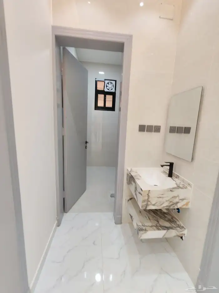 للبيع شقه دور ارضي بحوش واسع بسعر 550 الف شمال الخميس 18