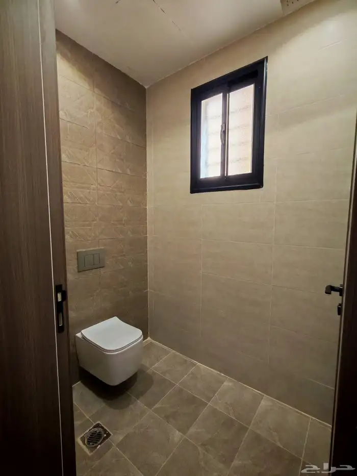 للبيع بحي الضيافه شقق علويه من 520 الف بسطح خاص ومصعد 8