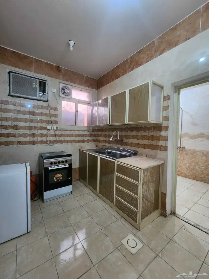 شقق عزاب مقابل البوابه الثانيه للمدينه العسكرية احد رفيده 3