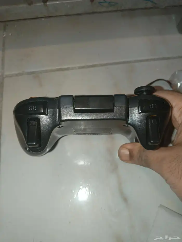 للبيع 2 ايادي واحد ابيض و تاني اسواد 3