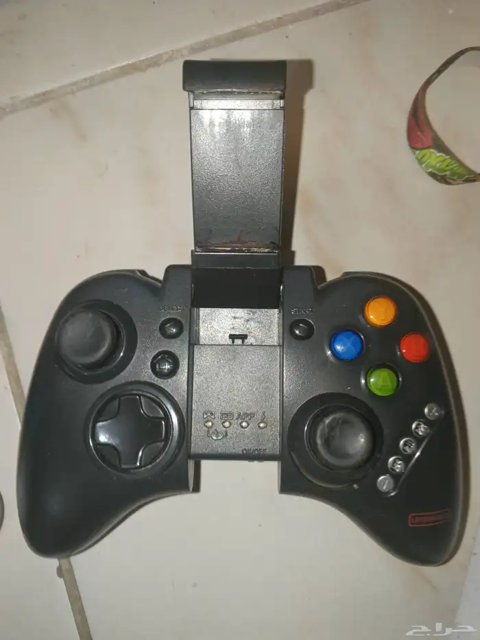 للبيع 2 ايادي واحد ابيض و تاني اسواد 2