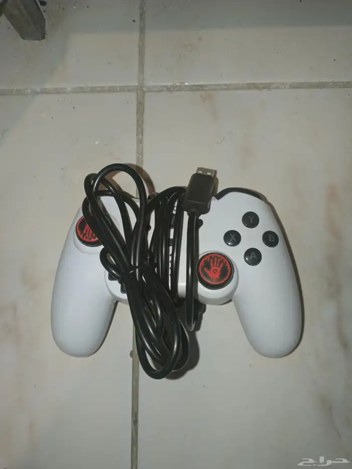 للبيع 2 ايادي واحد ابيض و تاني اسواد 0