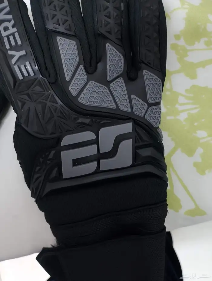 قفزات حرساه. goalkeeper gloves 1