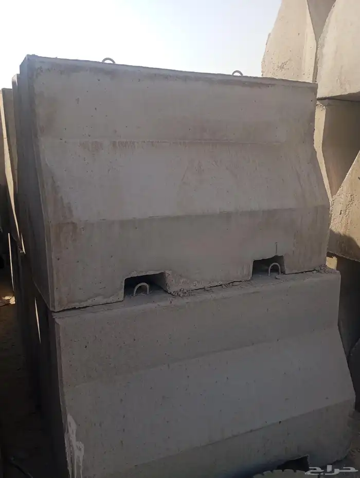 سفتي حواجز خرسانية نيوجرسي قواعد انارة مناهل مضلات 9