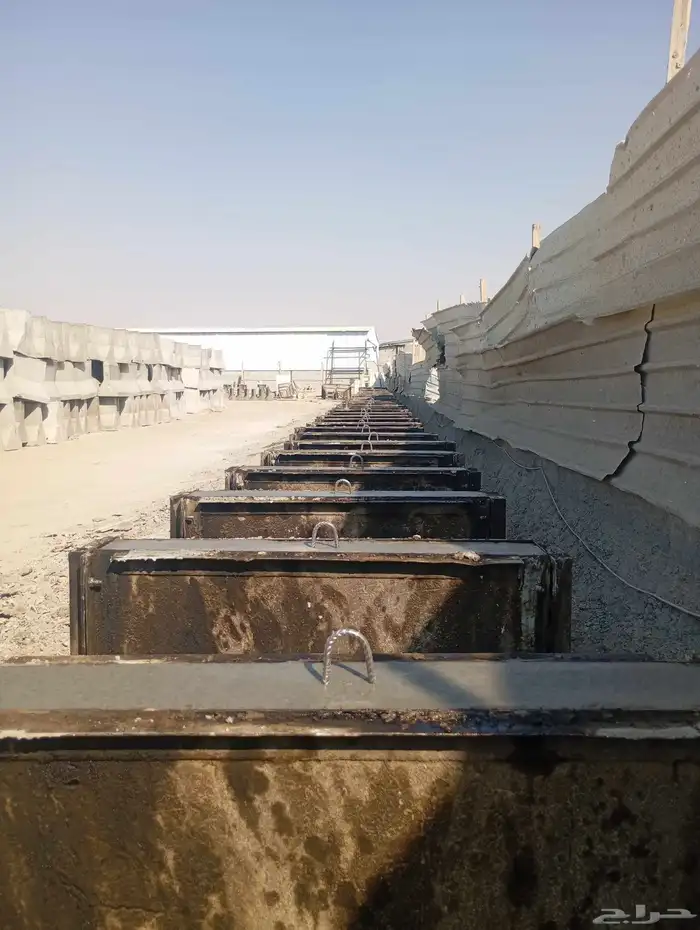 سفتي حواجز خرسانية نيوجرسي قواعد انارة مناهل مضلات 6