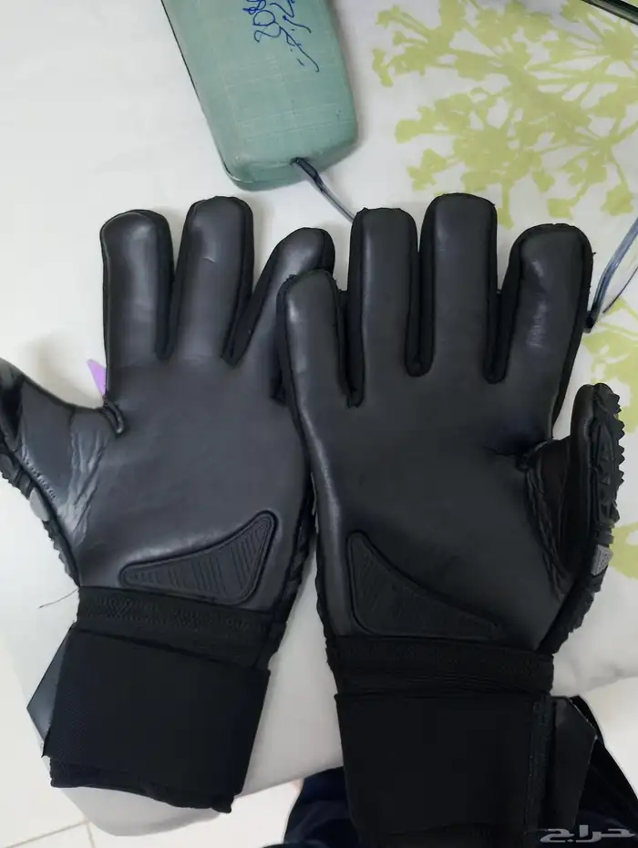قفزات حرساه. goalkeeper gloves 2