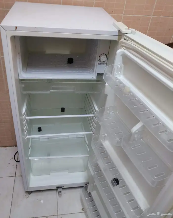 مكيف و ثلاجه تعمل بصوره جيده و دولاب للبيع في الخبر الجنوبيه 1