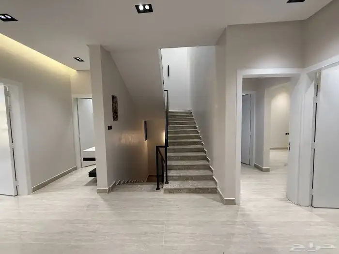 فيلا درج صالة فاخرة مساحة 200 متر مقابل القريه الشعبيه 16