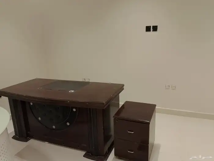 اثاث مكتبي للبيع حق الخشب ب 200 ريال وحق القزاز ب 270 ريال 1