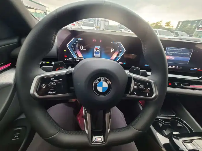 مملوكة لدي العصيمي قيد الشحن BMW520i mkit 2024 16