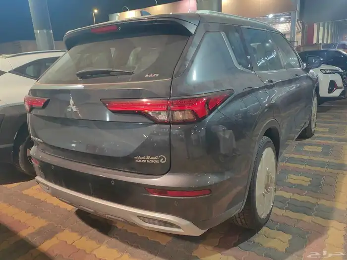 ميتسوبيشي اوتلاندر نص فل بانورما 7راكب موديل 2025 2