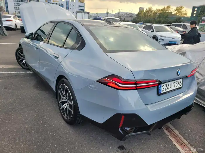 مملوكة لدي العصيمي قيد الشحن BMW520i mkit 2024 32