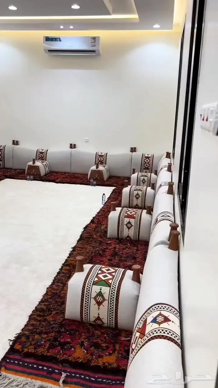 كنبات مودرن ستائر وفي مساند خشب و اسفنج تفصيل و تنجيد 2