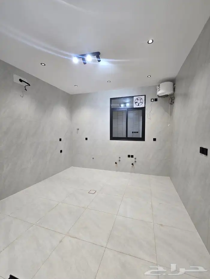 للبيع أدوار ارضيه 6غرفVIPحوش مدخل سياره580ألف مقابل نادي ضمك 12