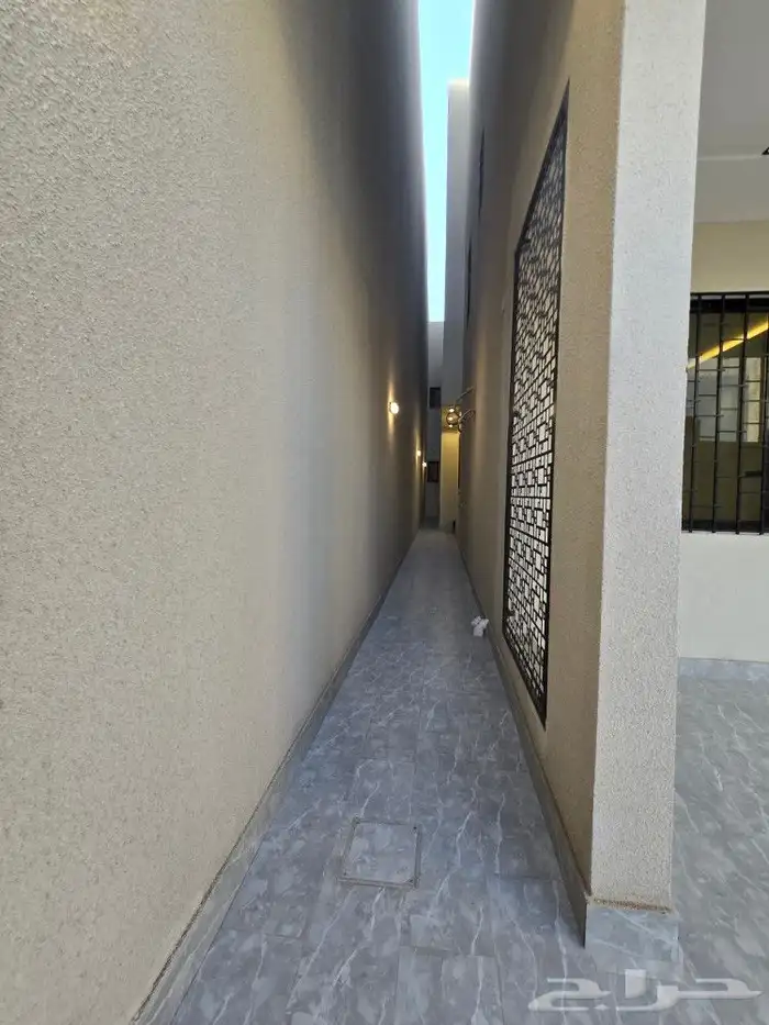 للبيع أدوار ارضيه 6غرفVIPحوش مدخل سياره580ألف مقابل نادي ضمك 5