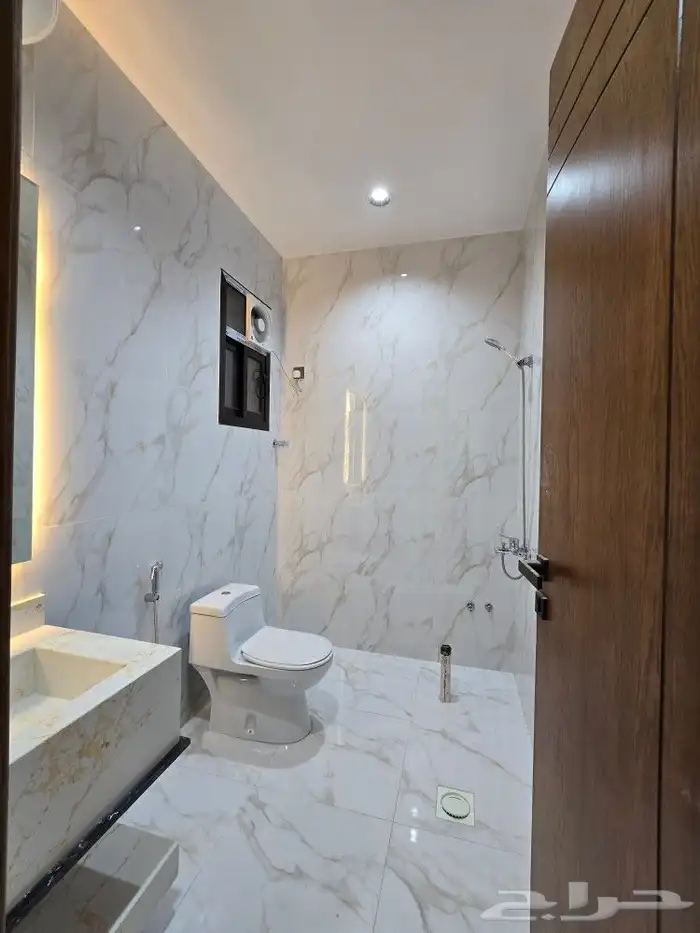 للبيع دور أرضي 6غرف بحوش ومدخل سياره من550 ألف طريق الثمانين 21