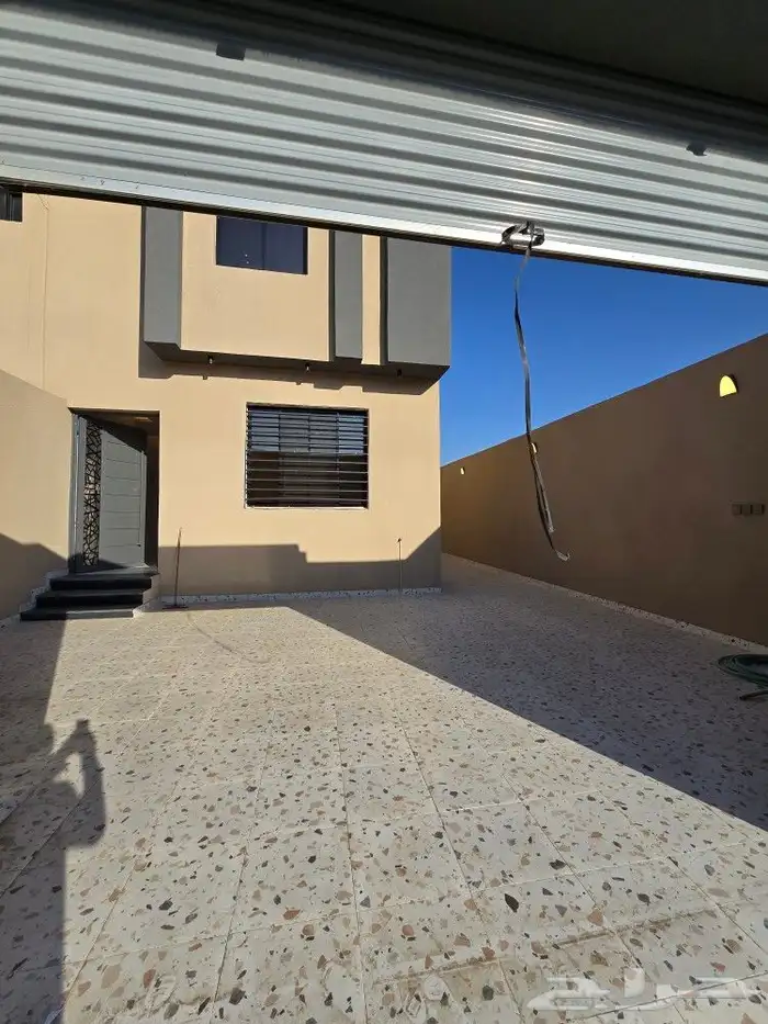 للبيع دور أرضي 6غرف بحوش ومدخل سياره من550 ألف طريق الثمانين 3