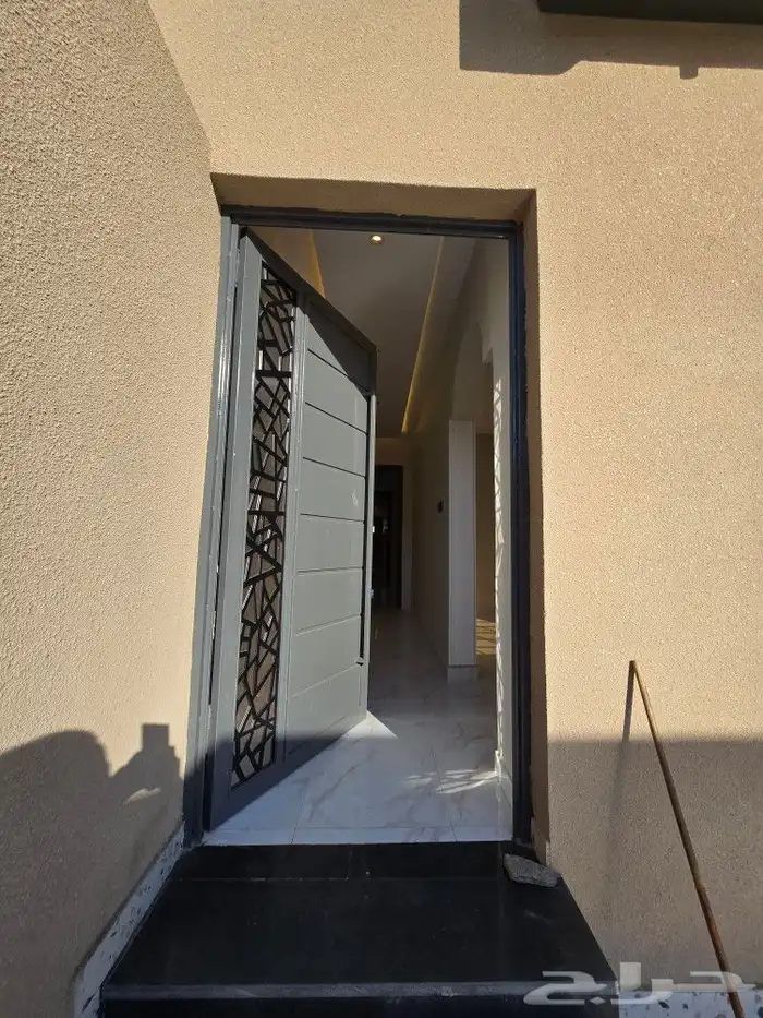 للبيع دور أرضي 6غرف بحوش ومدخل سياره من550 ألف طريق الثمانين 7