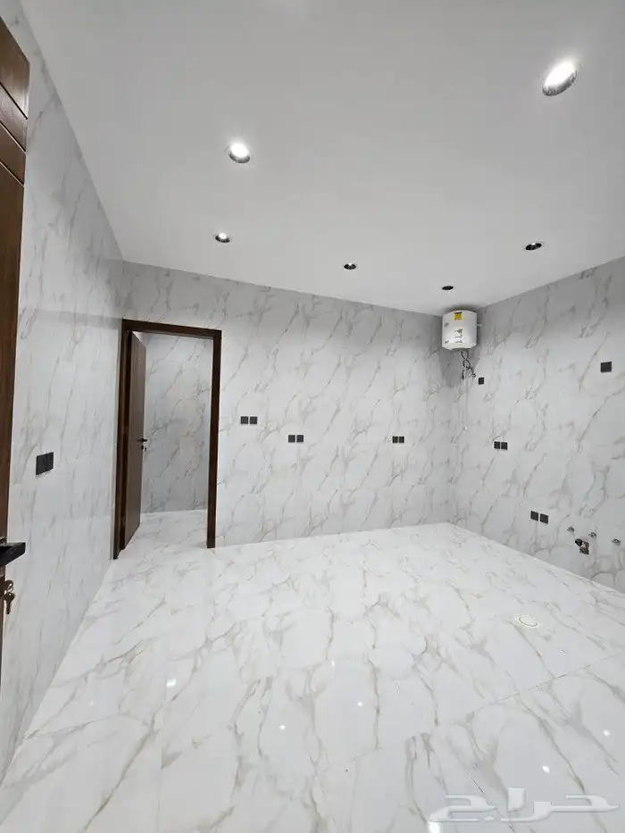 للبيع دور أرضي 6غرف بحوش ومدخل سياره من550 ألف طريق الثمانين 16