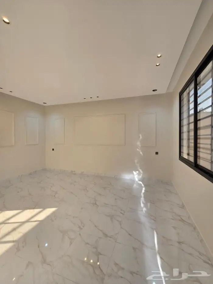 للبيع دور أرضي 6غرف بحوش ومدخل سياره من550 ألف طريق الثمانين 9