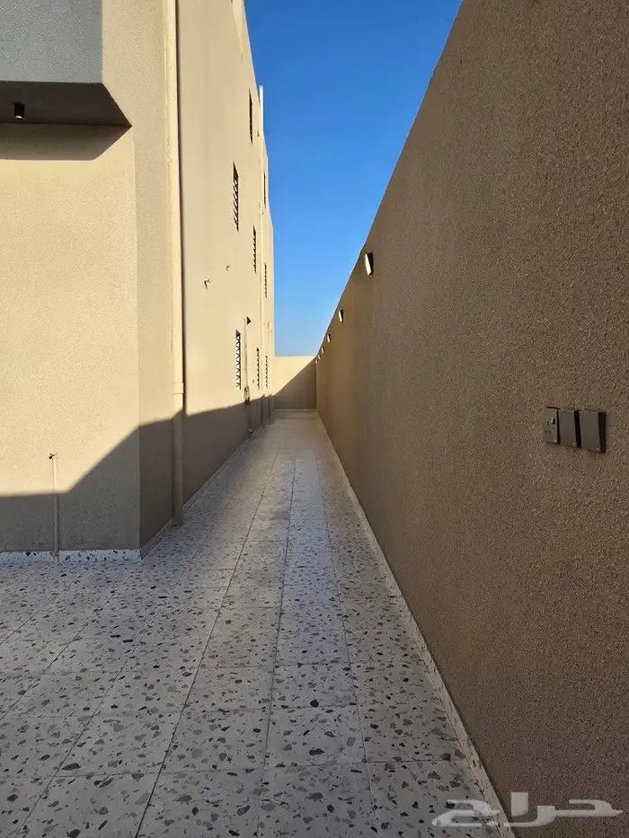 للبيع دور أرضي 6غرف بحوش ومدخل سياره من550 ألف طريق الثمانين 4