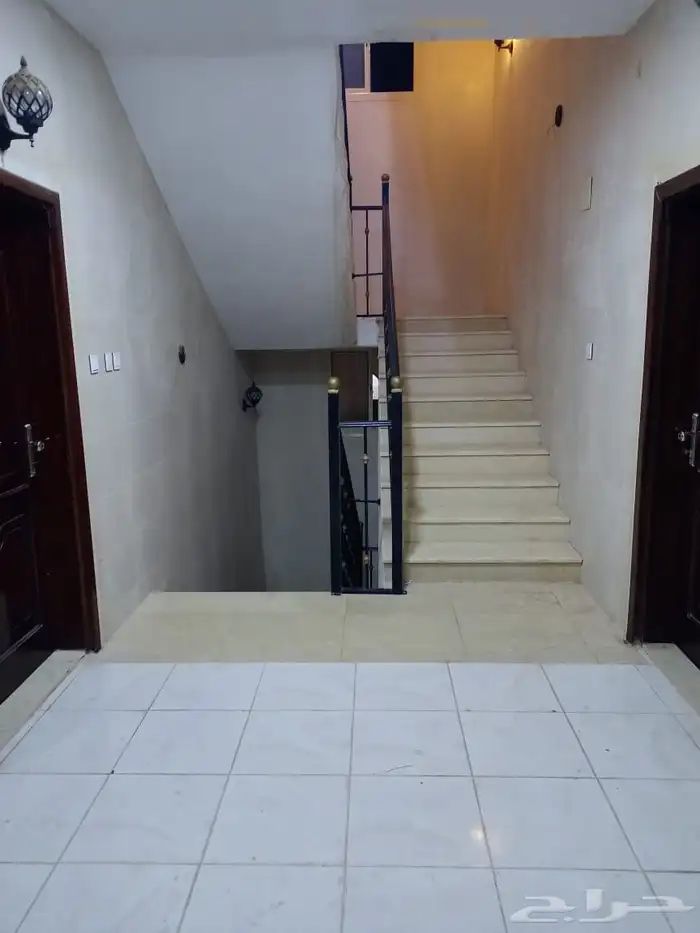 شقة للايجار بالمخطط الشرق 7