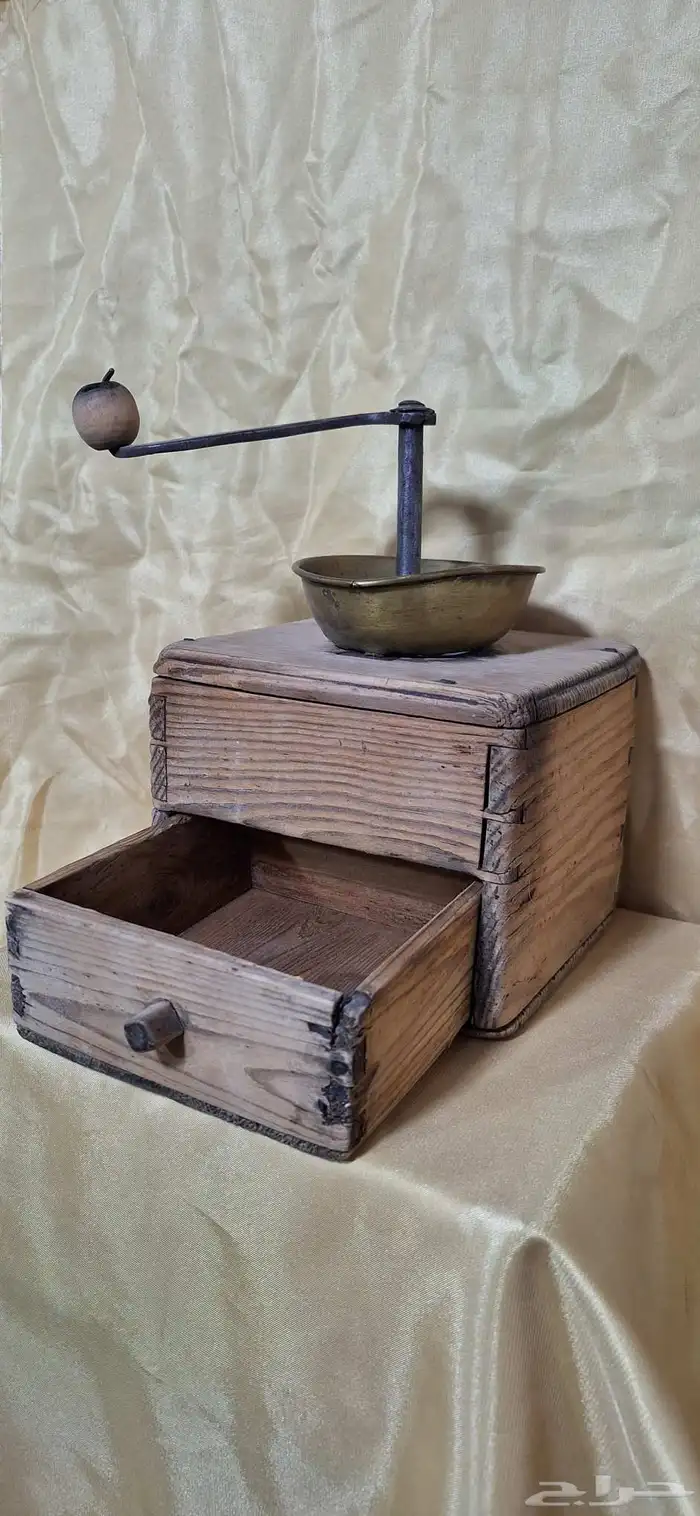 تحفة تراثية مطحنة قهوة يدوية نحاس 0