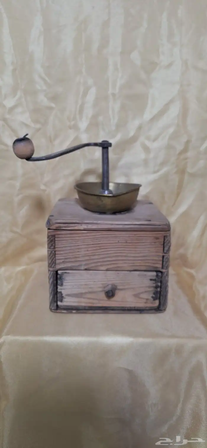 تحفة تراثية مطحنة قهوة يدوية نحاس 1
