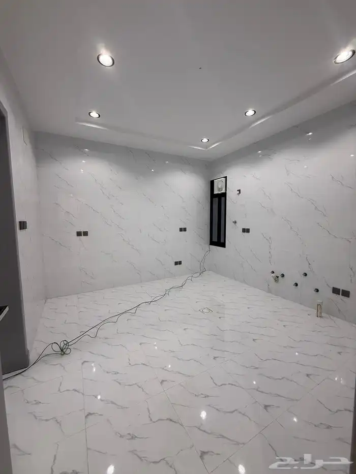 للبيع شقه دور ارضي بحوش واسع بسعر 550 الف شمال الخميس 6