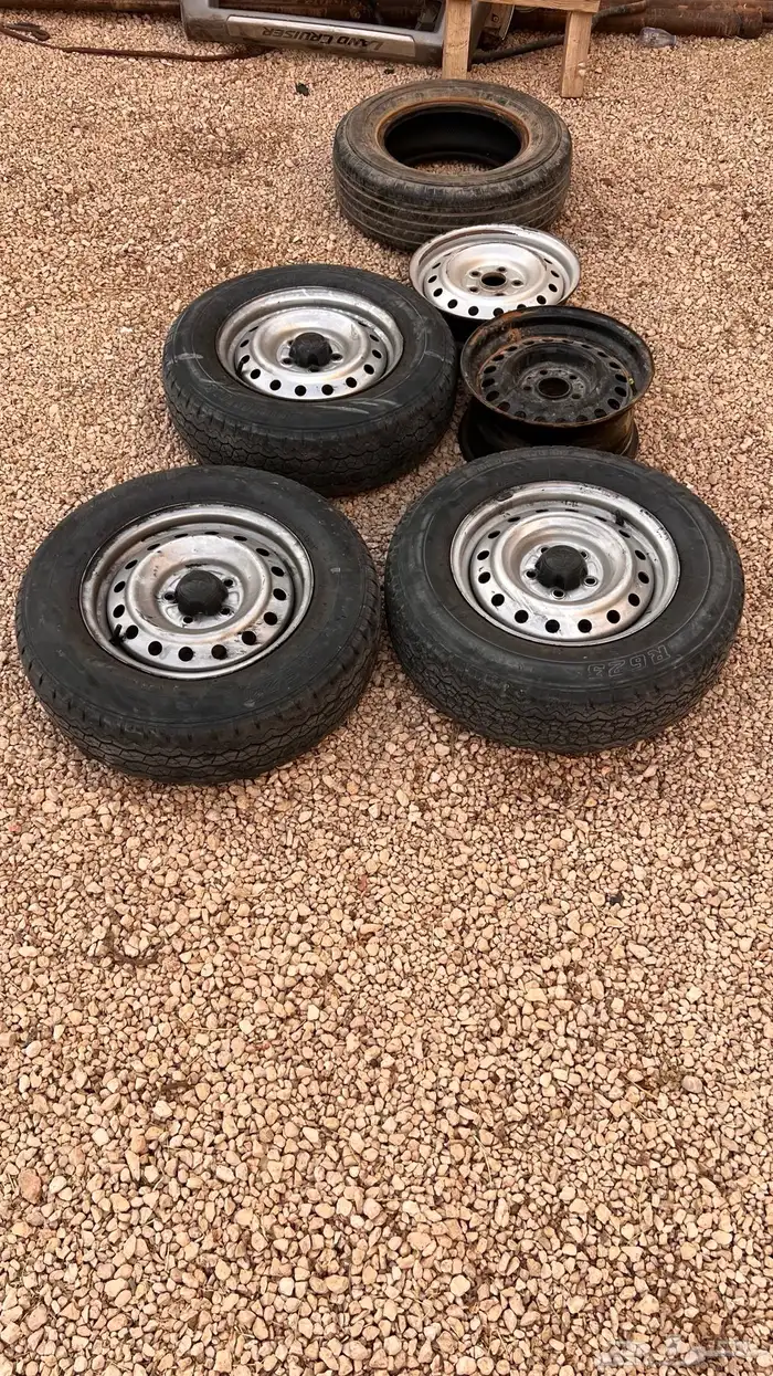 اعرضلكم اربع جنوط بلد هايلكس مقاس 15 بكفرتها وجنط مرسدس1 0