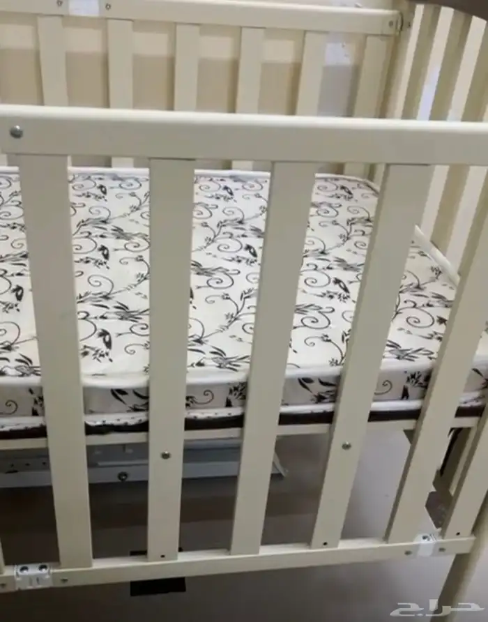 كوايه   سرير أطفال   مرايه مع طاوله   عدد 2كراسي اسفنجيه 2