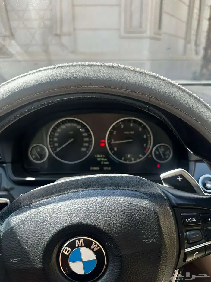 مع لوحة مميزة BMW 520 i 4