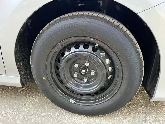 كامري 2024 LE طيس سعودي أصفار لون ابيض و فضي - استلام فوري 11