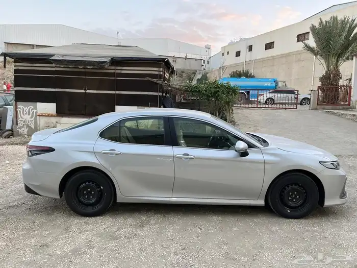 كامري 2024 LE طيس سعودي أصفار لون ابيض و فضي - استلام فوري 7