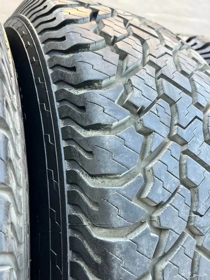 جنوط جي إم سي شبه الجديد نيكل مع كفرات ربع يركب فورد 28