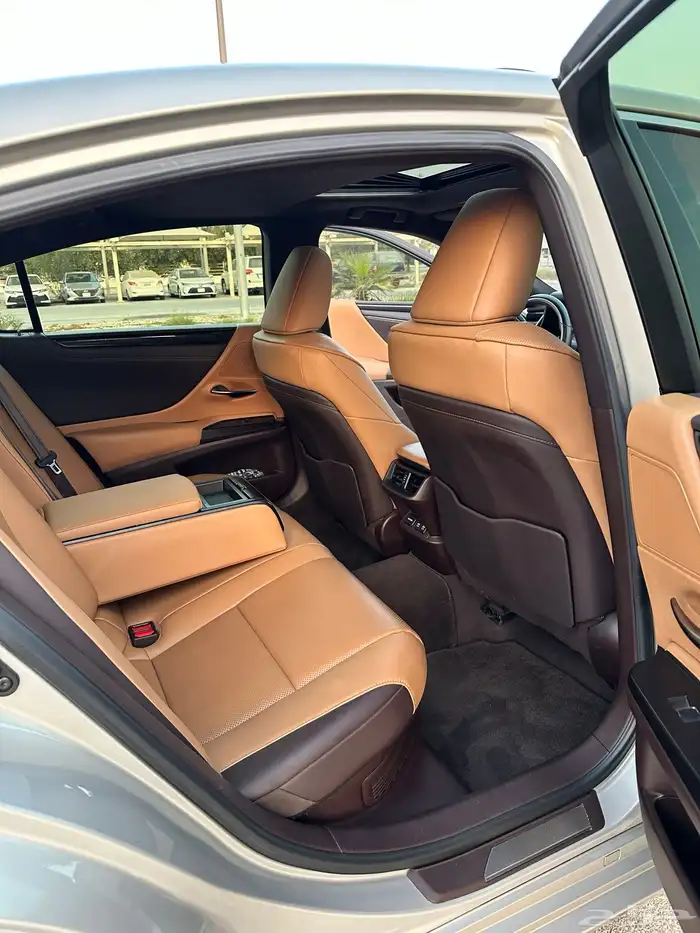 لكزس ES300h هايبرد 2021 بحالة الوكالة سعودي 48