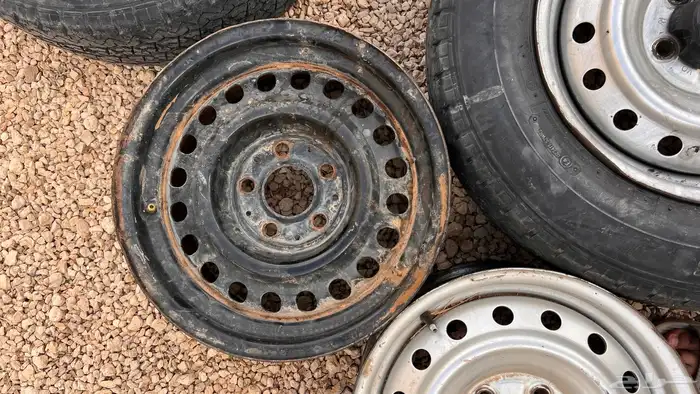 اعرضلكم اربع جنوط بلد هايلكس مقاس 15 بكفرتها وجنط مرسدس1 9