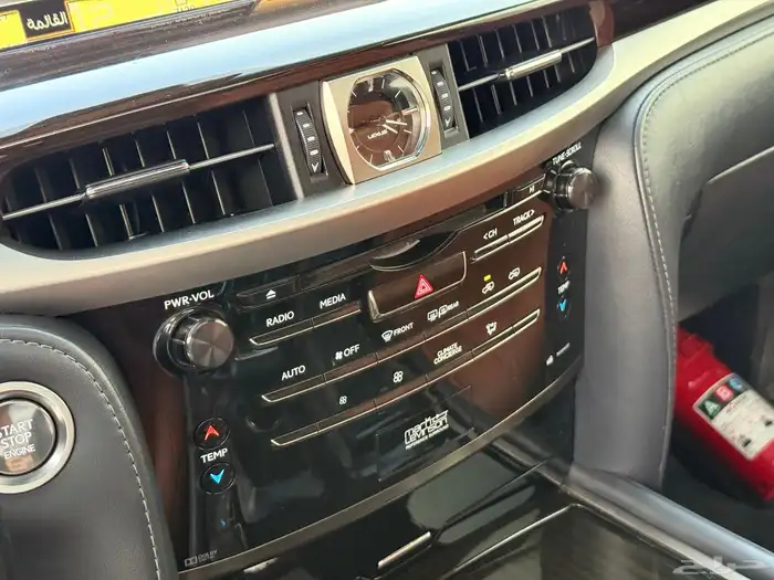 لكزس LX570 بلاك اكديشن بحالة الوكاله شرط 20