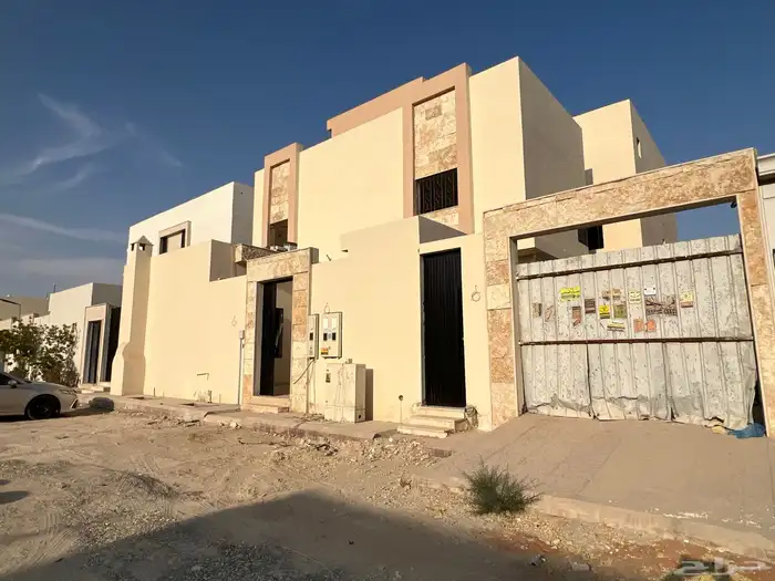 فله درج داخلي مع شقتين للبيع بالجبيله مساحة 512 ش 20 غ 8