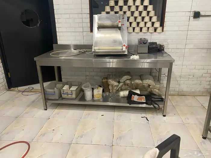 ادوات مطعم عجانه وكاشير وطاولات وقلايه زيت 4