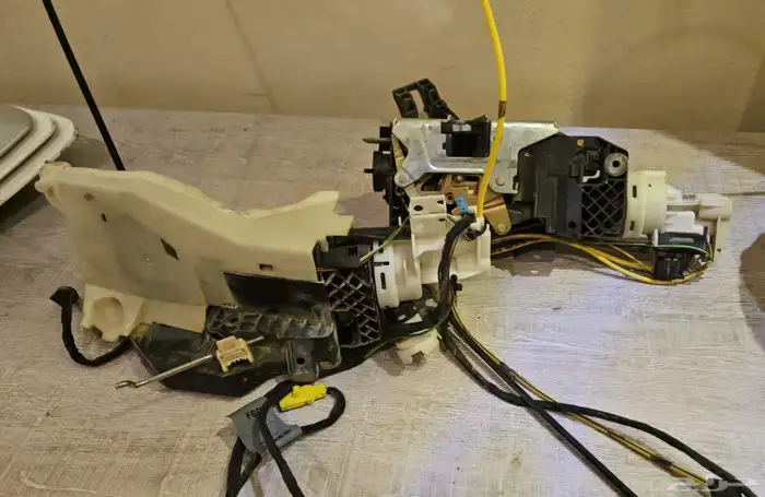 اقفال شفقط مرسيدس فياقرا w220 جهة اليمين 0