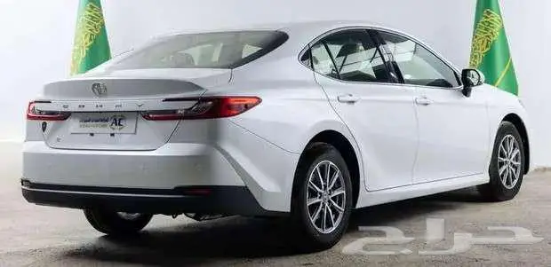 تويوتا كامرى E ستاندر بنزين 2025 1