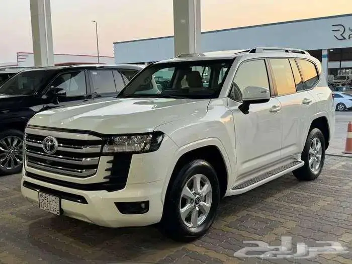 للبيع جيب لاندكروزر GXR-L2 سعودي 2023 ديزل ( عداد قليل ) 3